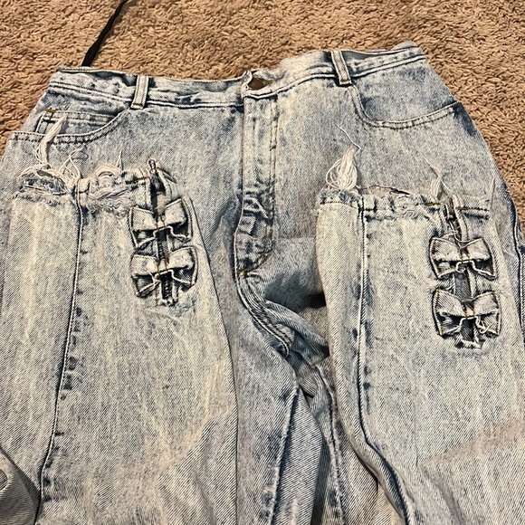 Acid Wash Vintage Jeans w/bows - Picture 2 of 5